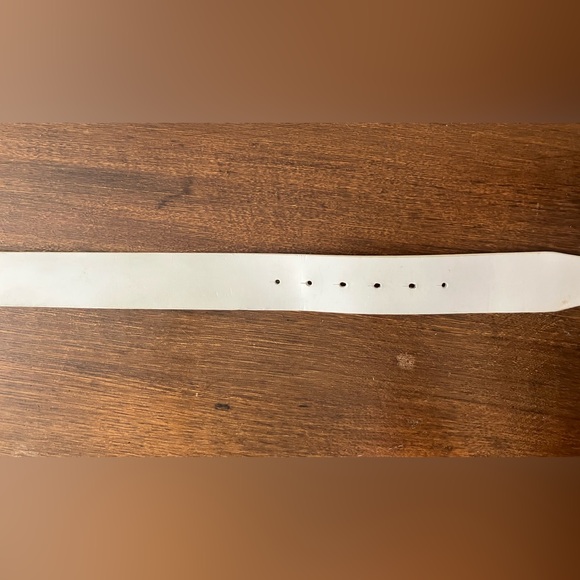 Puma White Leather Belt with Cream & Silver Enamel Logo Buckle - Picture 8 of 9